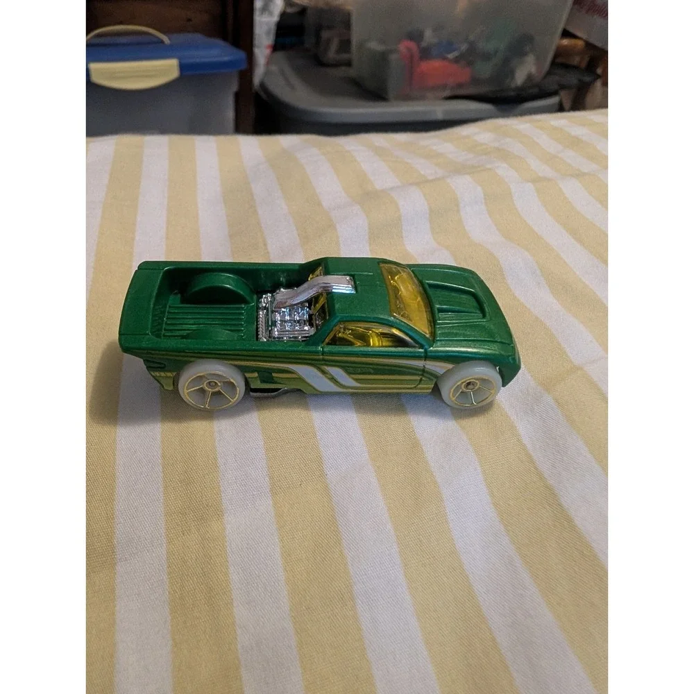 Hot Wheels Bedlam Diecast Car Toy Green White 1:64 Scale P78-S35 2015 B3550